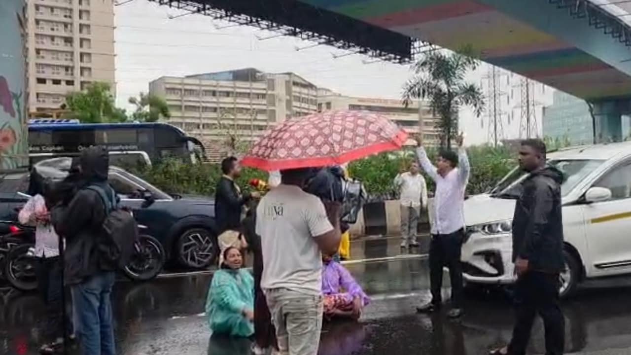 Mumbai-Sion-Mulund National Highway Blocked By VBA Members Amid Heavy Rains Over Delhi Police Action On Student