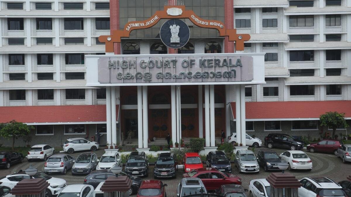 Kerala HC directs Principal Accountant General, KSDA Senior Deputy Director to appear over irregularities in Guruvayoor Devaswom Audit