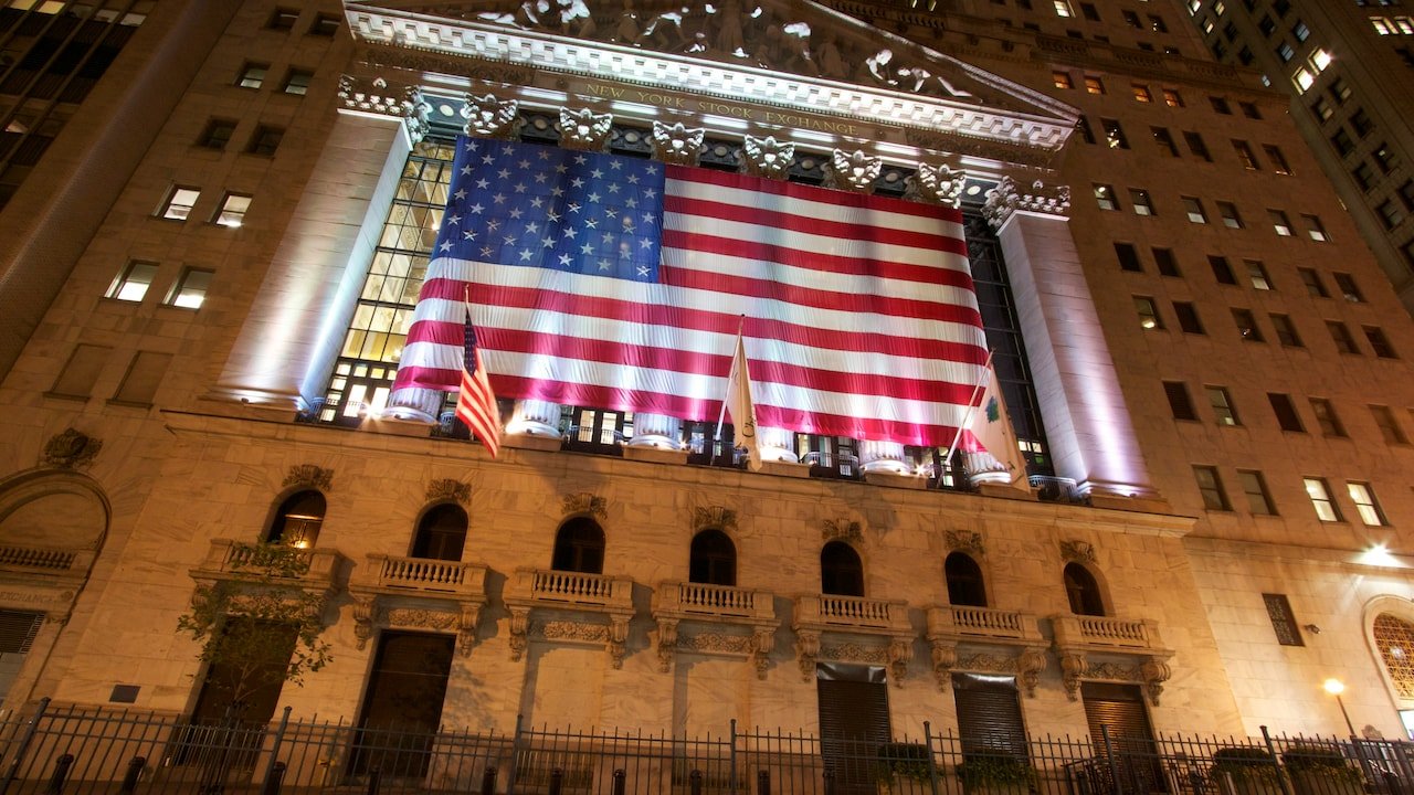 US Stock Market Today: Dow Jumps 300 Points On Earnings Boost; Nasdaq Slips As Chip Sell-Off Persists