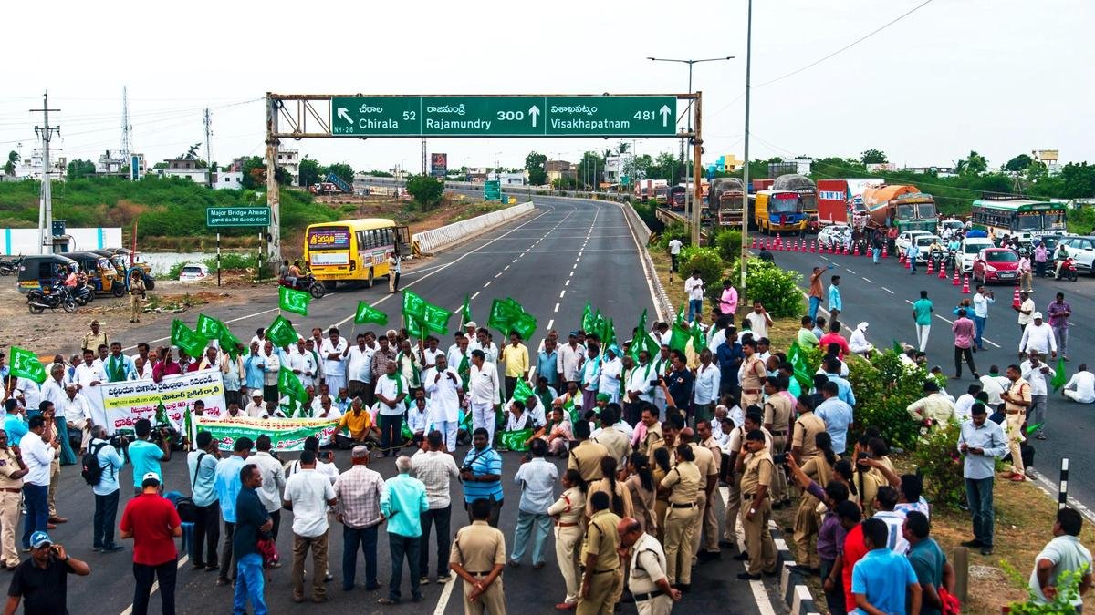 Farmers block NH-16 in Ongole seeking remunerative prices for tobacco